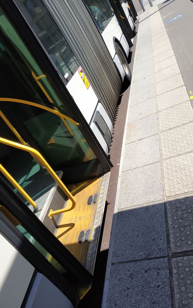 Detail pøistavení autobusu s optickým navádìním ke zvýšené hranì nástupiš� na páteøním koridoru TEOR. Autobusy jsou navíc vybaveny rozšíøenou nástupní lištou v prostoru dveøí.