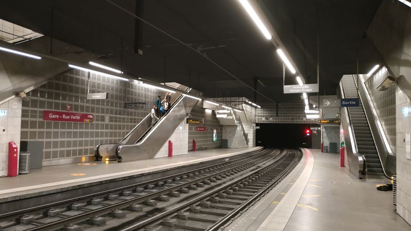 Podzemní tramvajová zastávka pod hlavním vlakovým nádražím. Takové zastávky jsou pod centrem celkem 4, pátá je na druhém bøehu øeky Seiny. Tramvajový tunel vznikl stejnì jako vìtšina zdejší tramvajové sítì již v roce 1994.