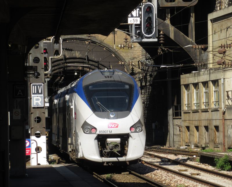 Nádraží v Rouen leží mezi dvìma tunely. Na hlavní trase z Paøíže jezdí tyto nové elektrické jednotky Alstom národního dopravce SNCF.