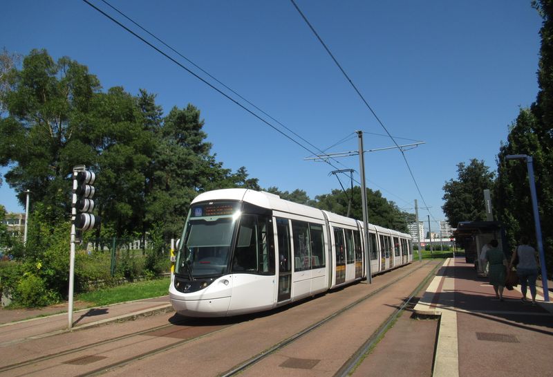Koneèná zastávka Georges Braque, která pamatuje zahájení provozu ještì s pùvodními tramvajemi TFS z roku 1994. Tramvaje se do Rouenu vrátily po 40 letech.