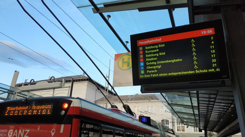 Tyto velkoplošné LCD obrazovky s aktuálními odjezdy najdete na mnoha zastávkách hlavnì v centru. Za povšimnutí stojí také malý neobvykle natoèený displej s èíslem linky na trolejbusu Metrostyle.