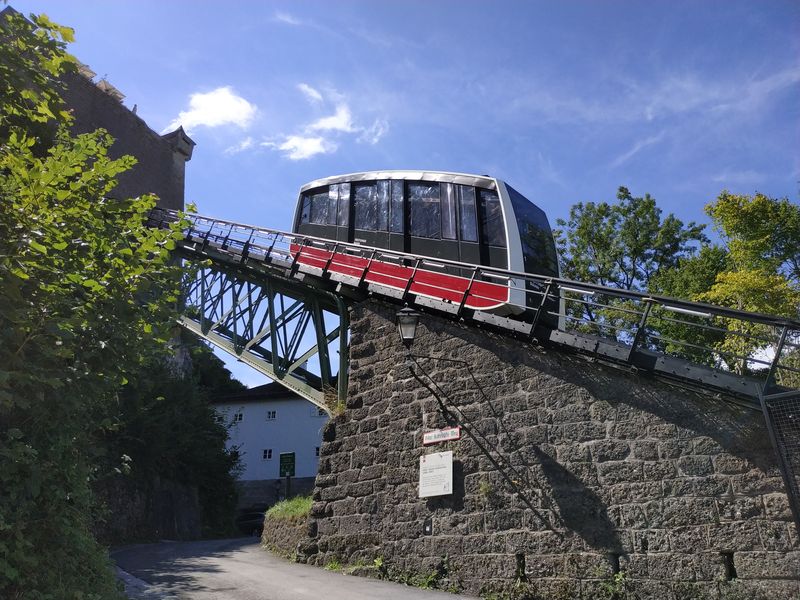 Od roku 2011 jezdí na pozemní mìstské lanovce Festungsbahn tyto dva panoramatické vozy, které nahradily pøedchozí 3. generaci z roku 1992. Uprostøed u výhybny je také stanice, kde se ale zastavuje jen na znamení.