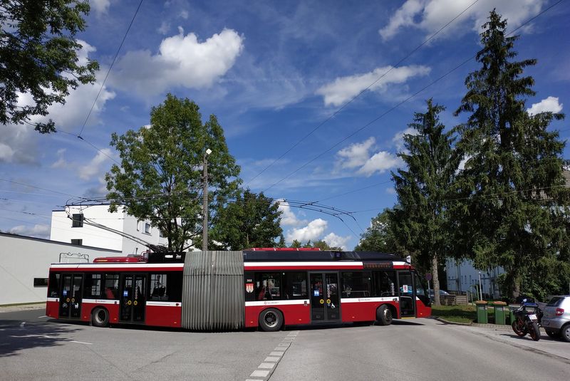 Trolejbus Metrostyle se otáèí na úsporné smyèce Walserfeld za hranicemi samotného Salcburku. Poslední trolejbusy tohoto typu byly dodány v roce 2018.