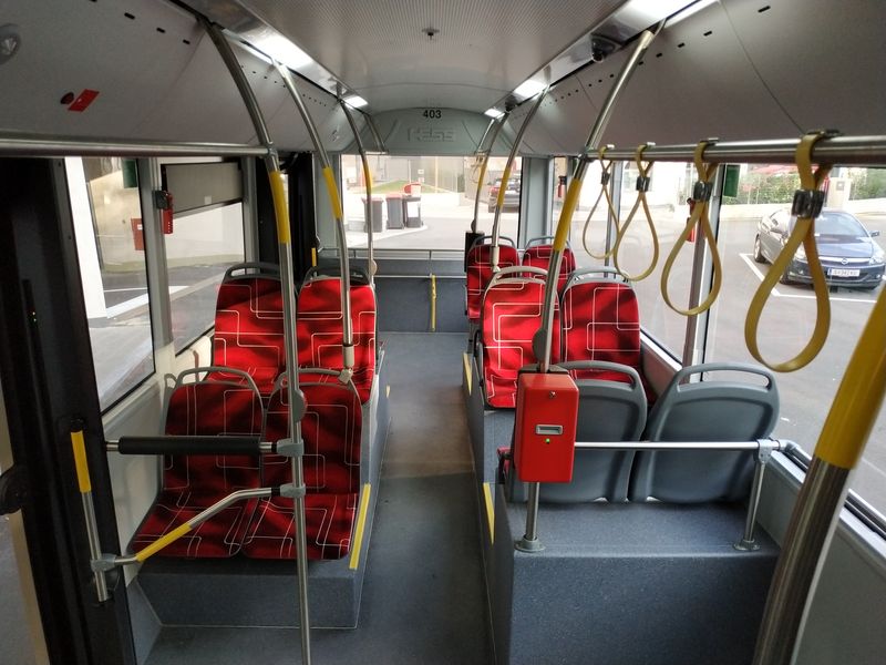 Prostorný interiér nejnovìjších kloubových trolejbusù Hess. Také sedadla mají jednotný barevný vzor potahu.