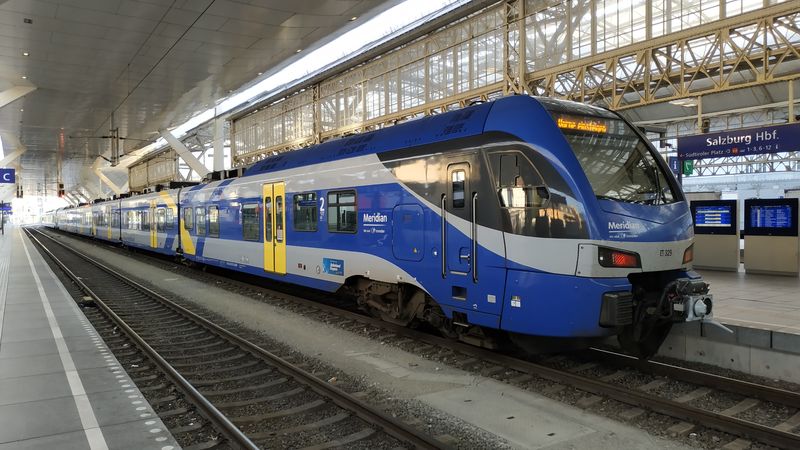 Pod znaèkou Meridian provozuje nìmecký dopravce BRB tyto elektrické vlaky Stadler Flirt na mezinárodní lince z Mnichova do Salcburku, která jezdí každou hodinu a obì mìsta spojí za cca 105 minut.