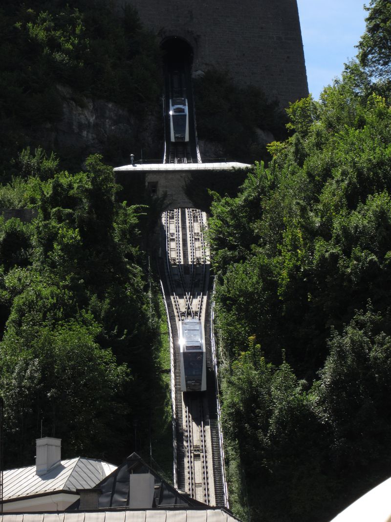 Pozemní lanovka Festungsbahn vede z úrovnì historického centra dovnitø mìstské pevnosti. Na dráze dlouhé 200 metrù pøekonává pøevýšení cca 100 metrù. Od roku 1893, kdy je lanovka v provozu, je to už 4. generace vozidel.