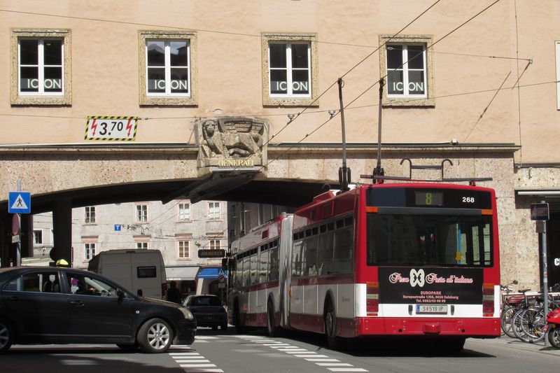 Nejvíce starých trolejbusù potkáte na lince 8. Spolu s linkami 1 a 10 projíždí v centru také skrz tento obytný dùm.