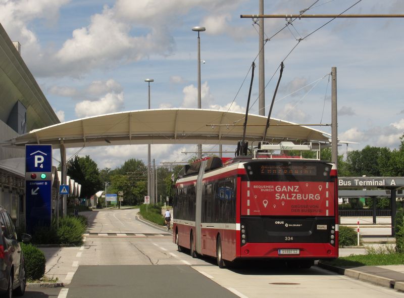 Jeden z 51 trolejbusù Solaris Metrostyle pøed odbavovací halou salcburského letištì, toho èasu kvùli koronavirovým opatøením témìø bez cestujících.