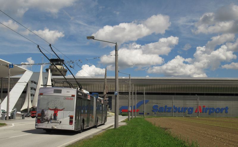 Na salcburské letištì, velmi významné pro turisty pøijíždìjící z celého svìta do Alp, se dostanete trolejbusovými linkami 2 a 10, které podjíždí krátkým tunelem letištní dráhu a pokraèují kousek dál na západ až za hranice mìsta do ètvrti Walserfeld.