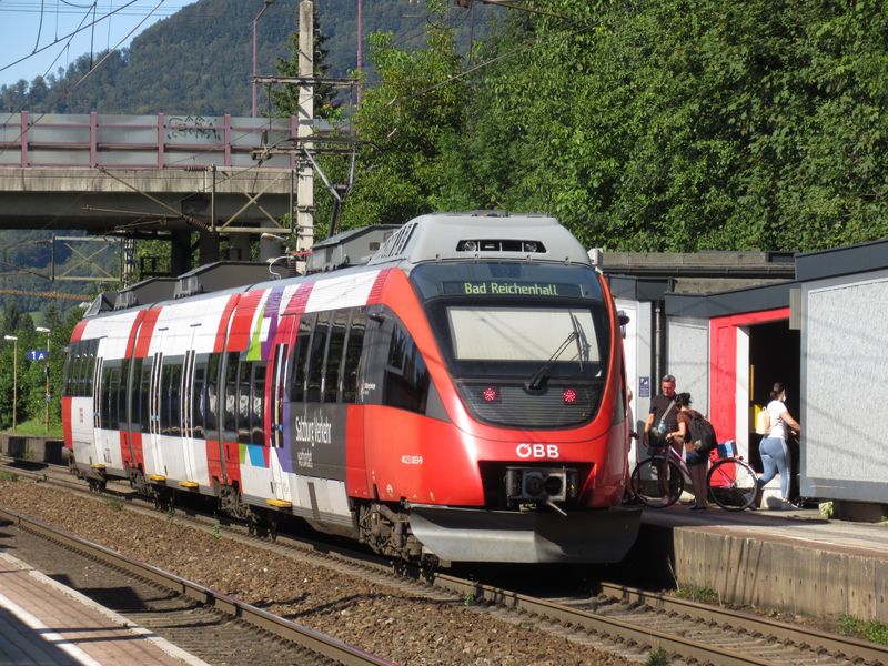 Také regionální vlaky rakouského národního dopravce ÖBB na sobì nosí velké logo místní integrované dopravy. Zdejší S-Bahn kromì linek S1 a S11 zahrnuje také linky S2, S3 a S4 provozované spoleènì ÖBB a nìmeckými dopravcem BLB. Zdejší S-Bahn totiž zasahuje i na území sousedního státu.