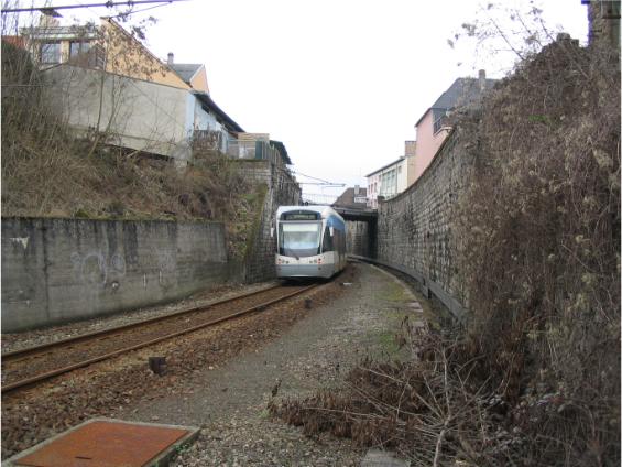 Nìmecká tramvaj se prodírá francouzským mìsteèkem Sarreguemines