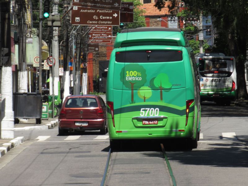 Jediný trolejbus bohužel v sobotu nejezdil, zato byl spatøen malý elektrobus v historickém centru Santosu na severu ostrova.