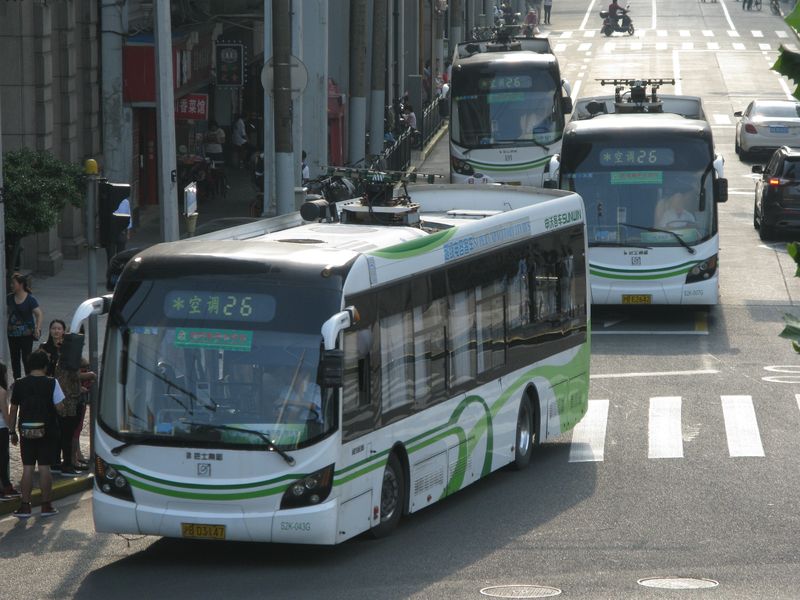 Na původně trolejbusových linkách 11 a 26 jezdí od roku 2008 tyto elektrobusy, které, vybaveny superkapacitory, nepotřebují kontinuální troleje, ale nabíjejí se pomocí speciálního zařízení na střeše v zastávkách a na konečných. Zde konečná linky 26 v historickém centru Šanghaje na nábřeží řeky Huangpu ve čtvrti Bund.