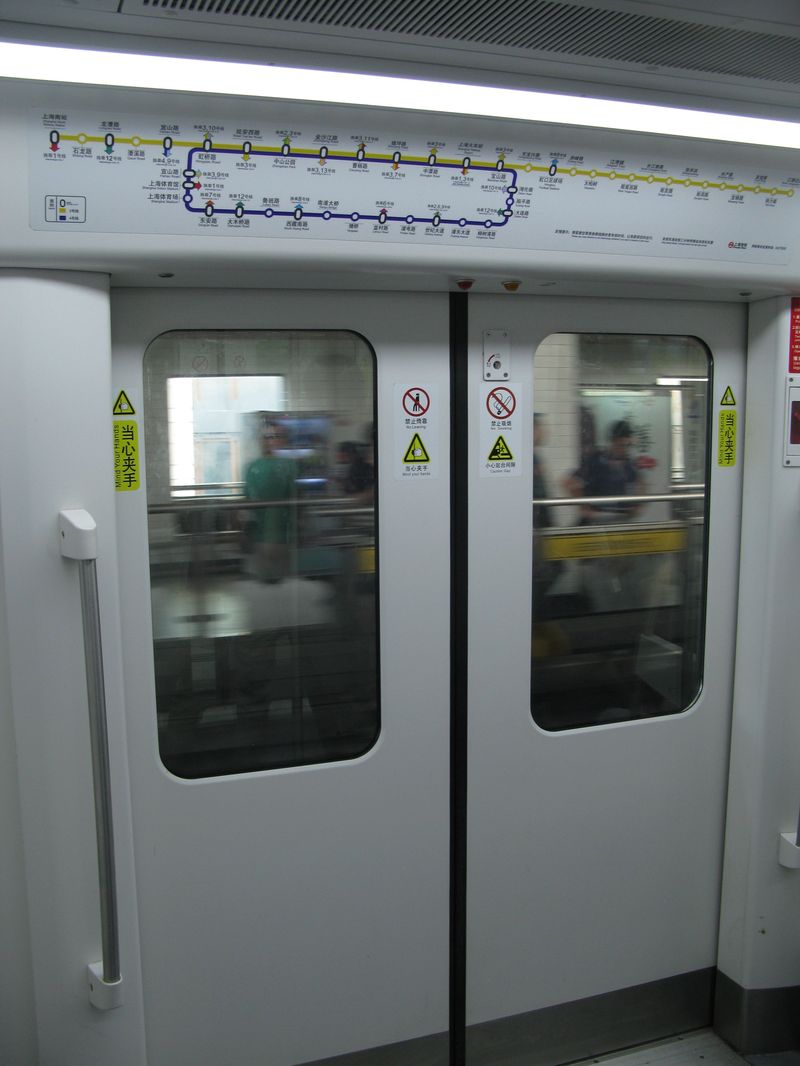 Schéma okružní linky 4 a žluté linky 3 nad dveřmi nové soupravy okružního metra. Většina souprav šanghajského metra pochází od firmy Alstom, zastoupeni jsou také čínští výrobci. Pro některé linky dodali soupravy také výrobci Bombardier nebo Siemens, vždy však ve spolupráci s čínskými producenty. Také úroveň informační výbavy jednotlivých typů je různá.