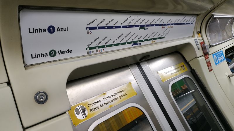 Tento typ modernizovaného pùvodního brazilského metra jezdí pouze na linkách 1 a 2, proto má nad dveømi jen teplomìry tìchto linek. Všude ale najdete také schéma celé kolejové dopravy. Vzorné je také hlášení stanic, které probíhá i v angliètinì.