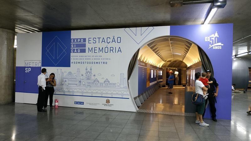 Výstava k 50 letùm metra ve stanici Sé nabízela také umìlý tunel s výstavou archivních fotografií, plánù, projektù i jízdenek.