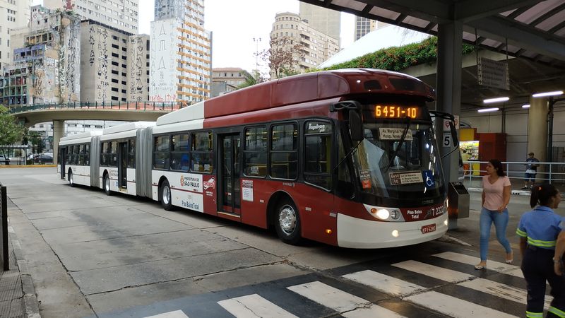Další kapacitní linkou s provozem dvoukloubových autobusù je 6451 smìøující z terminálu Bandeira v centru Sao Paula na jihozápad. Všechny autobusy vedené tímto smìrem mají tmavì èervenou barvu. Celkem je možné v Sao Paulu napoèítat jen asi 150 dvoukloubových autobusù.