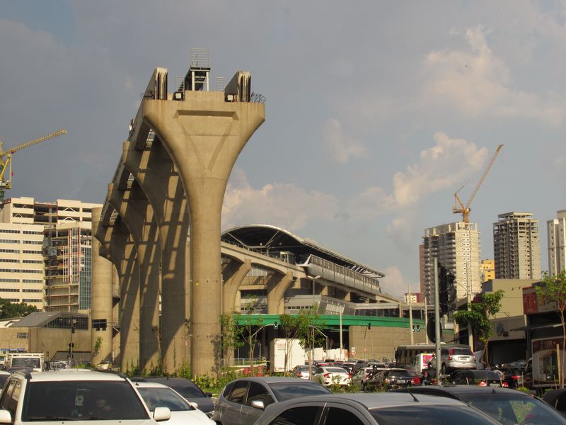 Západní koneèná monorailu è. 15 u východní koneèné metra è. 2. Zde je plánováno prodloužení o jednu stanici k vlakové lince è. 10. Dál na západ také pokraèuje metrobus è. 5110, který se pak napojuje na nadzemní koridor BRT smìøující do terminálu Mercado.