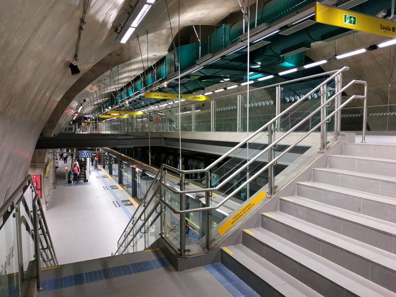 Ukázka typizované stanice metra žluté linky 4 s automatickým provozem a dveøními stìnami. Jelikož patøí tato linka k nejnovìjším, jsou její stanice položené už o nìco hloubìji než pùvodní tøi linky.