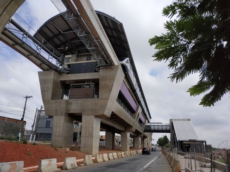 Sem do budoucí stanice Jardim Planalto se jezdí automatické soupravy monorailové linky 15 obracet, ale již bez cestujících. Ve výstavbì je také druhá linka na jihozápadì mìsta.