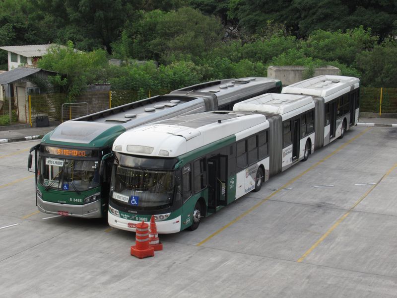 Deset dvoukloubových autobusù je na koridoru „Expresso Tiradentes“ používáno pouze ve špièkách všedních dnù, mimo nì staèí jednokloubová vozidla.