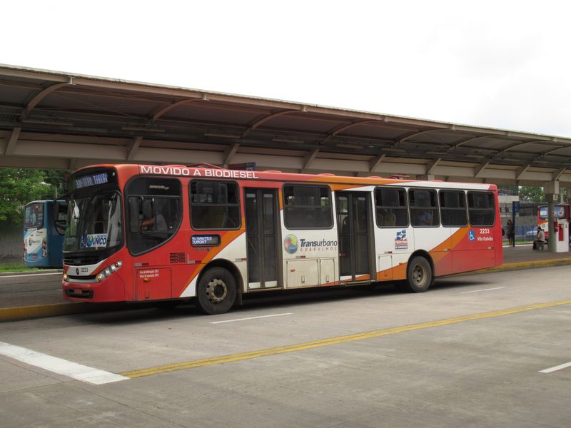 Jeden ze starších vysokopodlažních autobusù na autobusovém terminálu Taboao v pøímìstské, ale stále hustì osídlené oblasti Guarulhos.