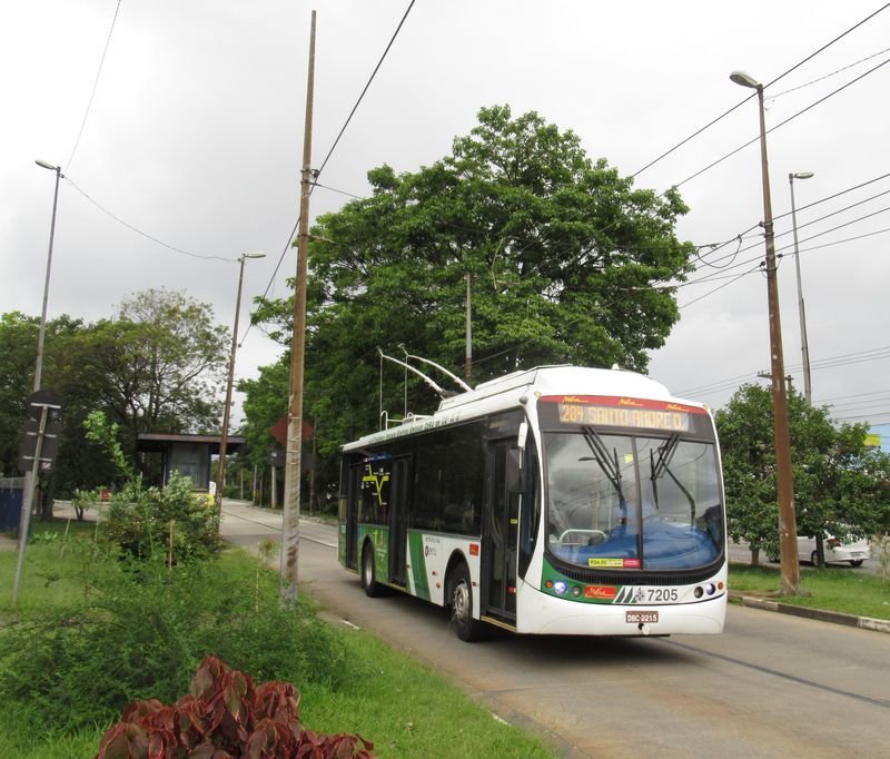 Jeden z 25 novìjších nízkopodlažních trolejbusù Busscar na výjezdu z terminálu Sao Mateus, kde se pøímìstské trolejbusy potkávají s mìstskými. Linky mají èísla od 284 do 290 + 487. Existují také kratší varianty nìkterých linek s písmenným dodatkem.