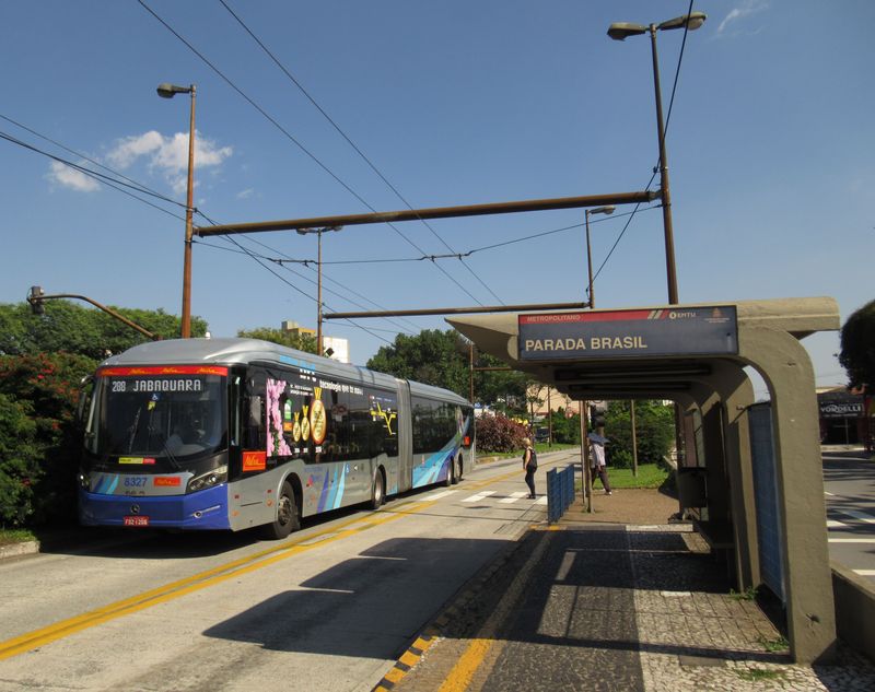 Nový kapacitní kloubový autobus na trolejbusovém koridoru EMTU poblíž jižní koneèné Ferrázopolis. V nácestných zastávkách se nastupuje pøedními dveømi a kontrola probíhá pøes turniket u øidièe, ve terminálech se nastupuje všemi dveømi po vstupu do prostoru nástupištì, který je za turnikety.