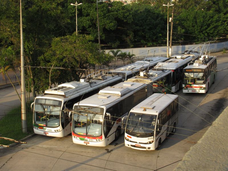 Rùzné typy trolejbusù poblíž terminálu Santo André. Ten kloubový uprostøed byl pøestavìn z pùvodního autobusu.