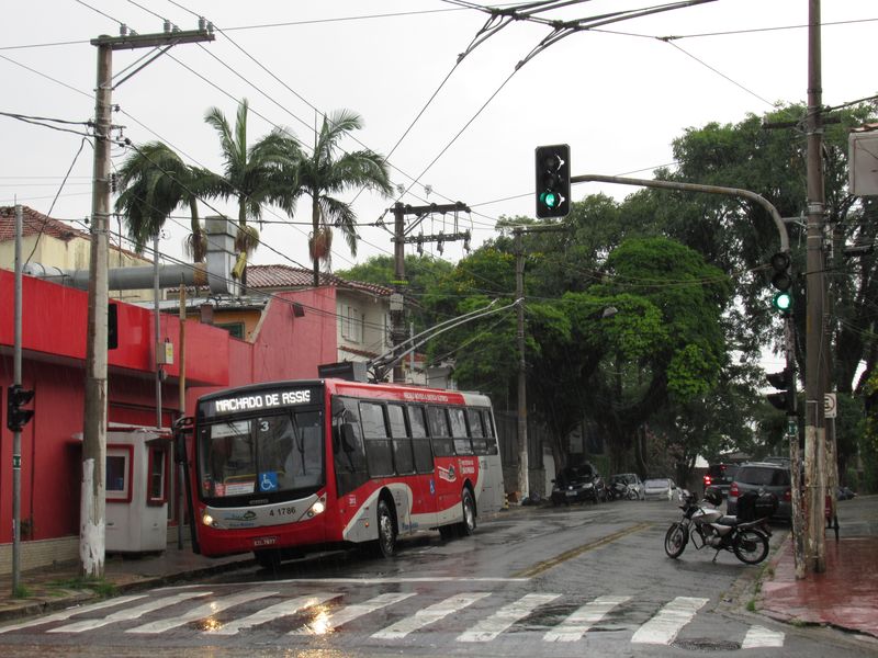 Standardní trolejbus mìstské sítì SPTrans na jižní koneèné linky 408A. V jižní èásti mìsta vedou trolejbusy pomìrnì kopcovitými ètvrtìmi s nízkou zástavbou.