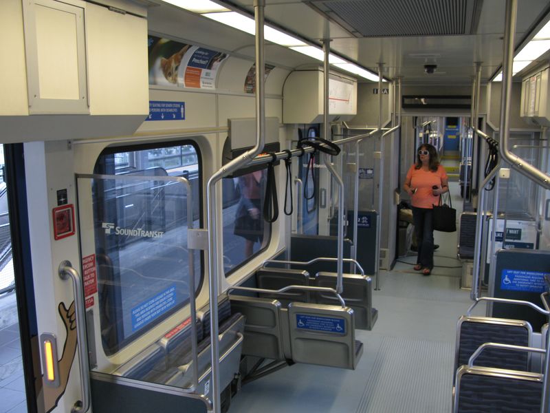 Interiér lehkého metra „Central Link“ je z velké èásti nízkopodlažní. Jedná se o nejrychlejší a nejpohodlnìjší zpùsob dopravy po mìstì, by� pouze v podobì jediné linky.