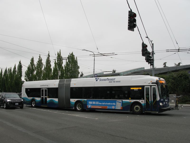 Sound Transit provozuje na pøímìstských expresních linkách také kloubové autobusy. S ohledem na charakter linek postaèují dvoje dveøe.