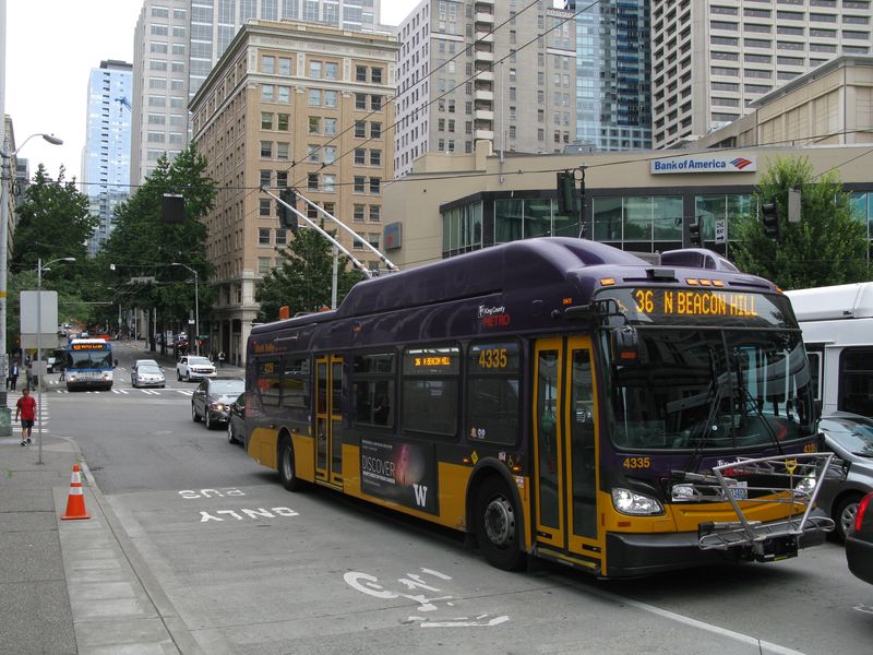 Seattle provozuje druhý nejvìtší trolejbusový systém v USA. Na 15 linkách jezdí cca 160 trolejbusù. Aktuálnì probíhá kompletní obnova vozového parku tìmito vozidly New Flyer s motory Škoda – 110 bude kloubových a 64 standardních. V centru Seattlu se to trolejbusy jen hemží. Okolo centrálního uzlu Westlake je potkáte skoro v každé ulici.