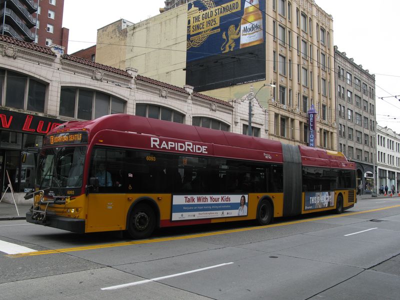 Páteøní autobusové linky nesou znaèku Metro Ride a jezdí na nich tyto èervené kloubové hybridní autobusy New Flyer v poètu cca 130 kusù. Tìchto 6 „metrobusových“ linek je oznaèeno písmeny A až F. V samotném centru Seattlu najdete 3 takové linky. Oproti klasickým trolejbus nebo autobusùm mají ménì zastávek, nástup všemi dveømi èi lépe vybavené zastávky.