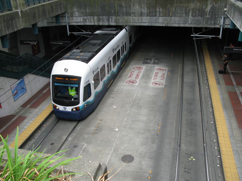 Lehké metro „Central Link“ vede v centru Seattlu v podzemí a využívá centrální dopravní tunel, který byl od roku 1990 používán duálními autobusy (které v tomto tunelu jezdily jako trolejbusy), po pøestavbì pro vedení této kolejové dráhy je využíván jen bìžnými autobusy (a lehkým metrem). Centrální tunelový úsek má 5 stanic a svým spoleèným provozem lehkého metra a autobusù patøí mezi svìtové dopravní rarity.