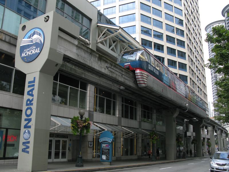 Superpøestupní stanice Westlake je také výchozí místo pro zvláštní nadzemní linku monorailu, která spojuje centrum Seattlu s místním zábavním a výstavním areálem, kde se v roce 1962 konala svìtová výstava. Od té doby jezdí tyto ètyødílné vlaky v prakticky nezmìnìné podobì v intervalu 10 minut za zvláštní jízdné.