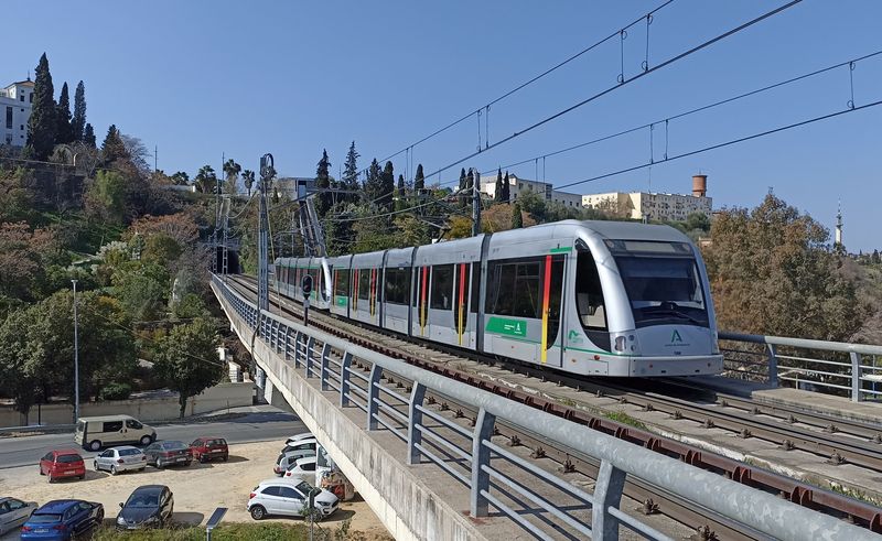 Sevilla má jednu linku metra, která funguje od roku 2009, má 18 km a 22 stanic. Na okrajích jezdí metro na povrchu a svezete se 17 nízkopodlažními jednotkami CAF Urbos 2. Ty samé zajiš�ovaly provoz na tramvajové lince v centru v letech 2007-11.
