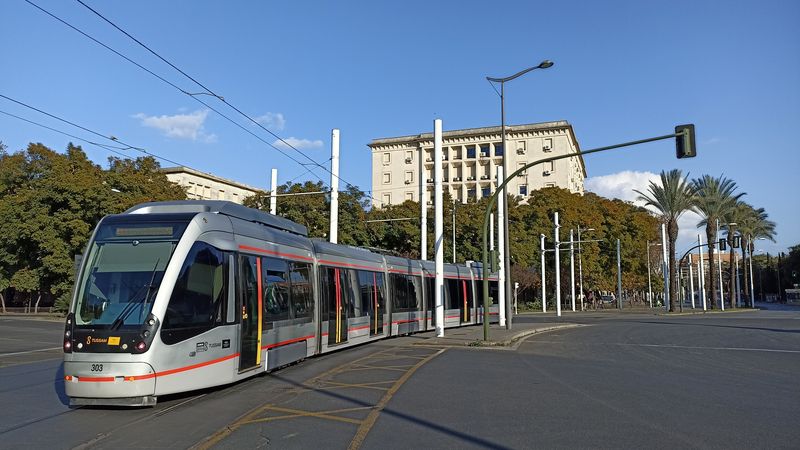 Jediná tramvaj v mìstském nátìru, ostatní jsou polepené reklamou. Tramvaj tu køižuje velkou okružní køižovatku poblíž uzlu Prado San Sebastián, kde se sjíždí velká èást místních autobusových linek. Tato novodobá tramvajová tra� zde funguje od roku 2007.