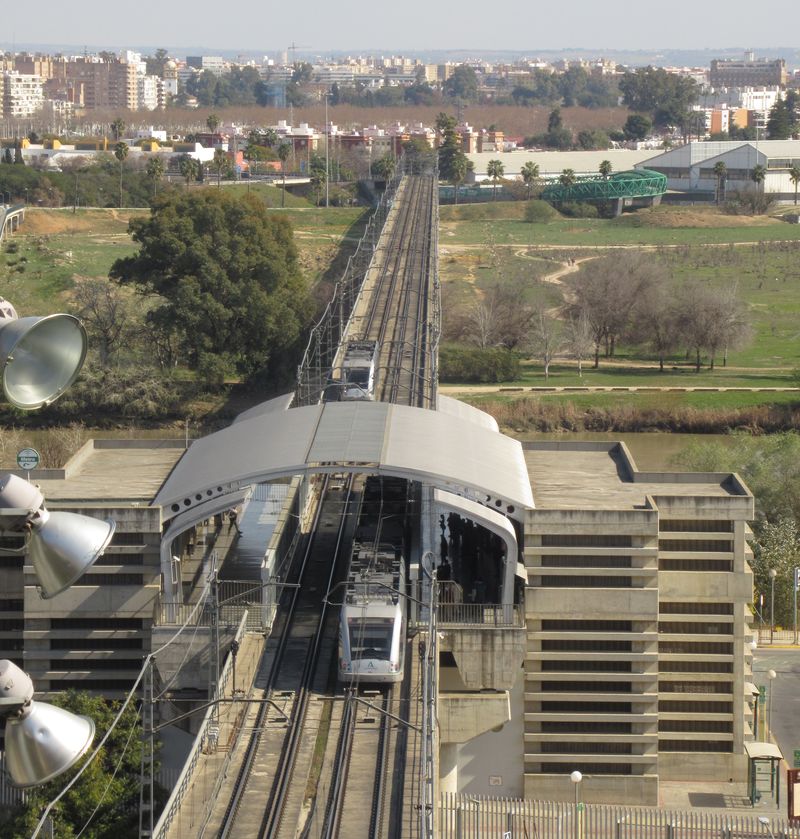 Stanice San Juan Bajo v západní èásti trasy metra. Pro pøístup na nástupištì je nutné projít turnikety, stanice mají dveøní stìny oddìlující nástupištì a kolejištì. Provozovatelem metra je spoleènost Metro Sevilla vlastnìná regionem Andalusie.