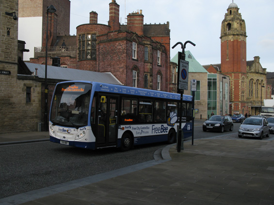 Historickým centrem se promotává tento bezplatný midibus "FreeBee", který jezdí v osmiminutovém intervalu a mimo jiné vás doveze i na autobusové nádraží.
