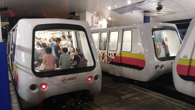 Novìjší typ automatických vozítek Bombardier z roku 2014 na nadzemní dráze LRT Bukit Panjang v její poèáteèní stanici Choa Chu Kang, kde lze pøestoupit na èervenou linku metra. Vozítka tu jezdí vìtšinou ve dvojicích, obèas sólo. Každý vùz je dlouhý témìø 13 metrù.