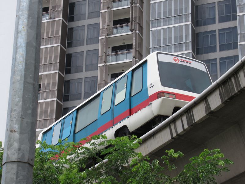 Detail sólo vozu na LRT Bukit Panjang se samozatmavovacími boèními okny. Stáøí blížící se 20 letùm je na tìchto vozítkách, která stále jezdí v poètu 19 kusù, znát. Plánuje se kompletní obnova celého systému LRT.