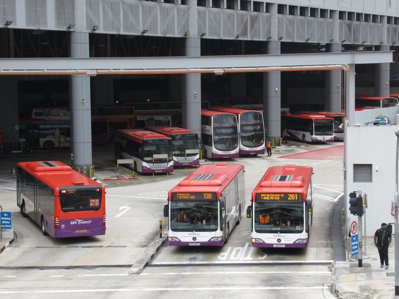 Autobusový terminál schovaný v útrobách nákupního centra u jedné ze stanic metra. Na jednom obrázku jsou tøi nejvíce zastoupené typy autobusù nejvìtšího singapurského dopravce SBS Transit. Ten vznikl už v roce 1973 spojením tøí rùzných firem. Nyní se historie opakuje a díky tendrùm na jednotlivé linky vstupují na autobusový trh další hráèi, kteøí nabourali dosavadní monopol dvou dopravcù (SBS a SMRT).