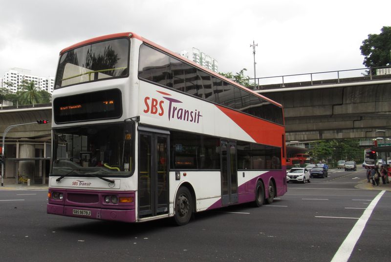 Jeden z nejstarších dvoupatrových autobusù v Singapuru - Volvo Super Olympian z let 2003-2005. Jednalo se o první nízkopodlažní dvoupatrové autobusy v tomto mìstském státì.