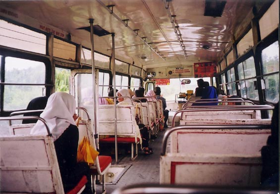 Interiér autobusu MHD ve mìstì Kutching (Borneo).