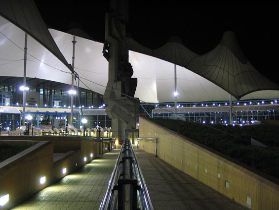 Moderní pøednádražní prostor hlavního vlakového nádraží je ozdobou mìsta i za tmy.