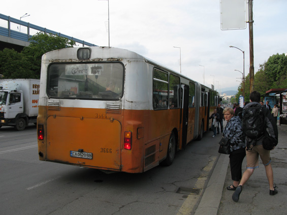 Velkou èást vozového parku v Sofii tvoøí tyto kloubové autobusy Mercedes-Benz (pùvodem vìtšinou z Hamburku) nebo s karoserií Heuliez. Jsou už velmi staré, ale drží, i když za doprovodu silného øevu motoru. Øidièi se v zastávkách pøíliš nesnaží zajíždìt k hranì chodníku.