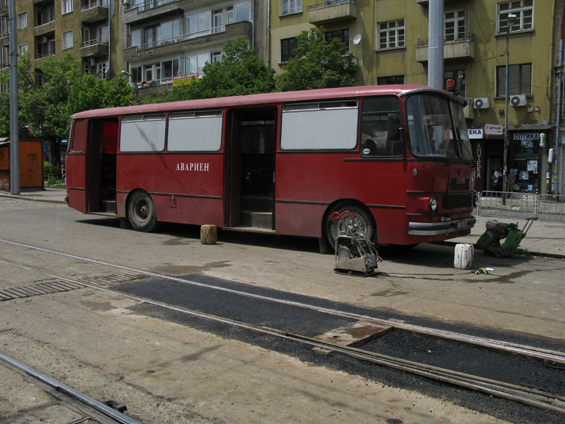 Legendární starý autobus Èavdar nyní slouží jako pohotovostní vùz rychlé údržby tramvajových tratí.