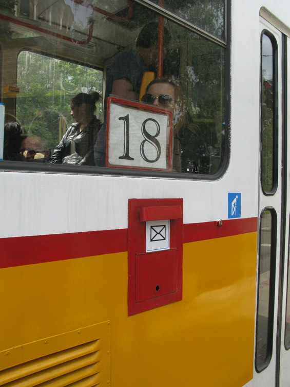 Sofijské tramvaje mají jednu raritu - vozí v sobì poštovní schránky. Tento zpùsob zasílání korespondence pøekvapivì funguje (osobnì vyzkoušeno). Do Sofie bylo dodáno v roce 1990 a poté ještì v roce 1999 celkem 57 èeských tramvají T6A2.