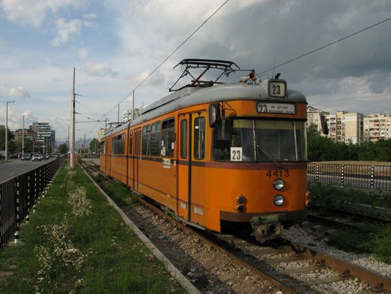 Z nìmeckého Bonnu pøišlo v 90. letech 13 tøíèlánkových obousmìrných tramvají Düwag GT8. Dnes jezdí èást z nich na normálnìrozchodné lince 23, která je na své východní koneèné ukonèena kolejovým pøejezdem.
